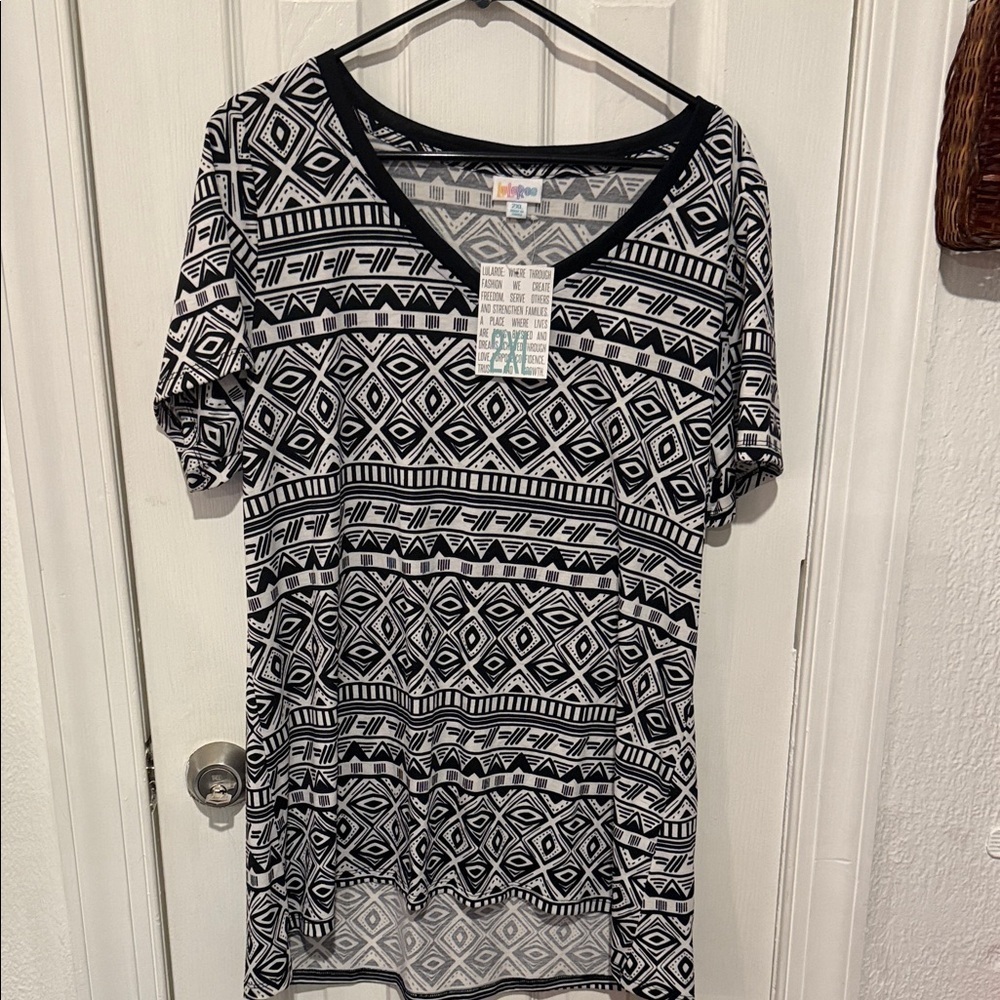 LuLaRoe Black and White Geometric Short Sleeve Tee